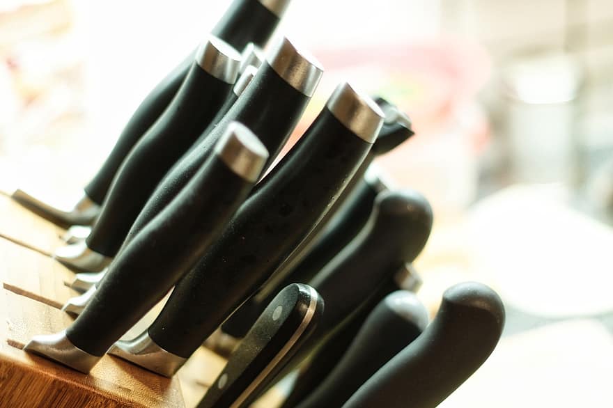 What to look for when buying a kitchen knife set - chefs move